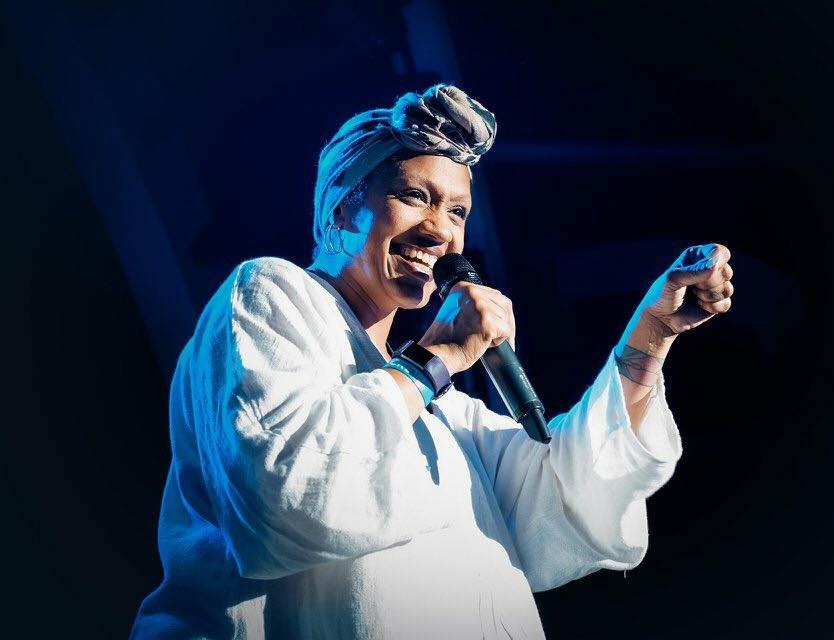 Julie McKnight canta alla Discoteca Hype