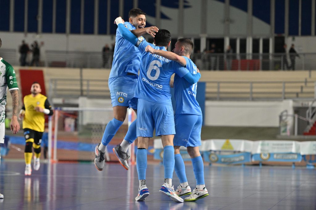 Manita azzurra al PalaVesuvio: il derby è del Napoli Futsal Manita azzurra al PalaVesuvio: il derby è del Napoli Futsal
