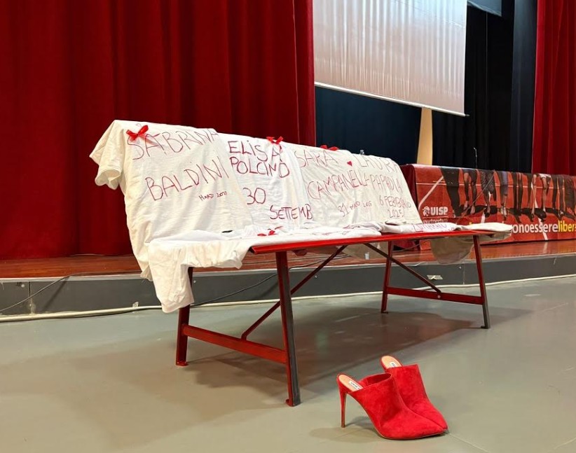 Napoli, nella scuola di Ponticelli flash mob per ricordare Noemi Riccardi e le vittime dei femminicidi Napoli, nella scuola di Ponticelli flash mob per ricordare Noemi Riccardi e le vittime dei femminicidi