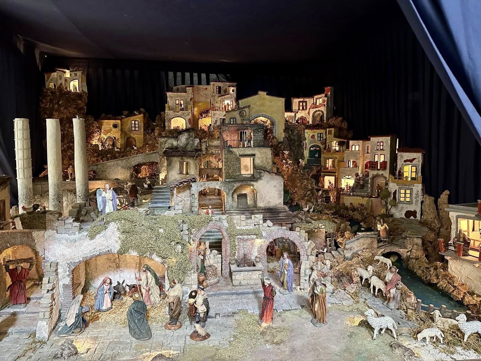 la riproduzione del tempio di serapide nel presepe napoletano da 2anews.it la riproduzione del tempio di serapide nel presepe napoletano