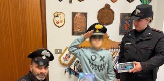 Mugnano, a 11 anni vende disegni per comprare alla sorellina un regalo per il primo Natale senza mamma