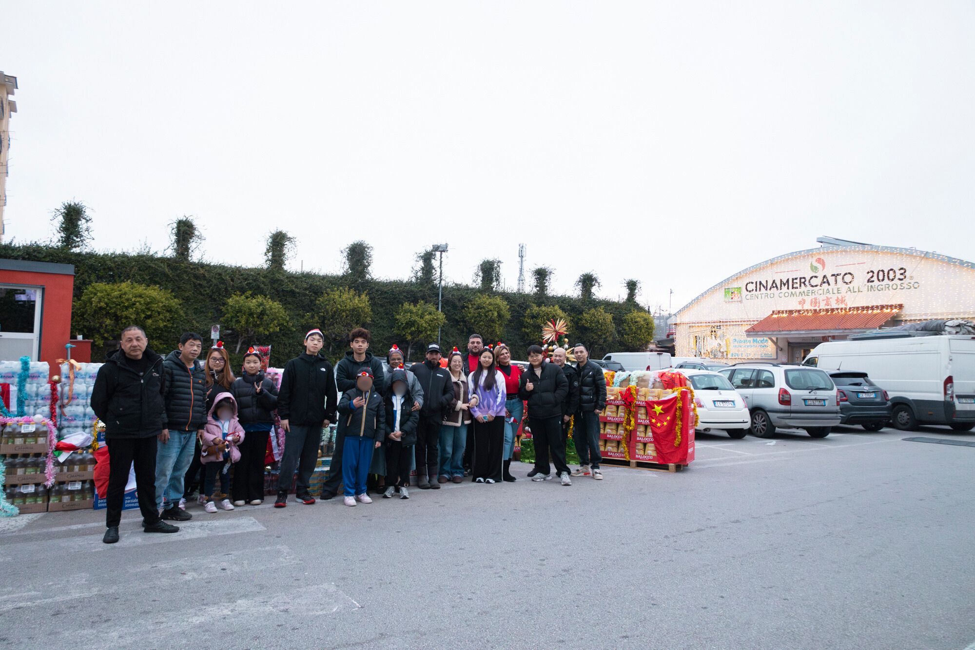 La comunità cinese di Cinamercato: un ponte di aiuti per il Natale delle famiglie di Gianturco La comunità cinese di Cinamercato: un ponte di aiuti per il Natale delle famiglie di Gianturco