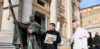 Dal naufragio alla misericordia: l'artista Sepe offre la sua opera a Papa Leone XIV