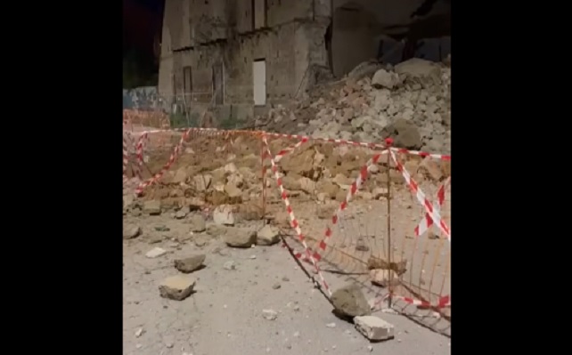 bagnoli paura all8217alba crolla un edificio abbandonato da 2anews.it bagnoli paura all8217alba crolla un edificio abbandonato