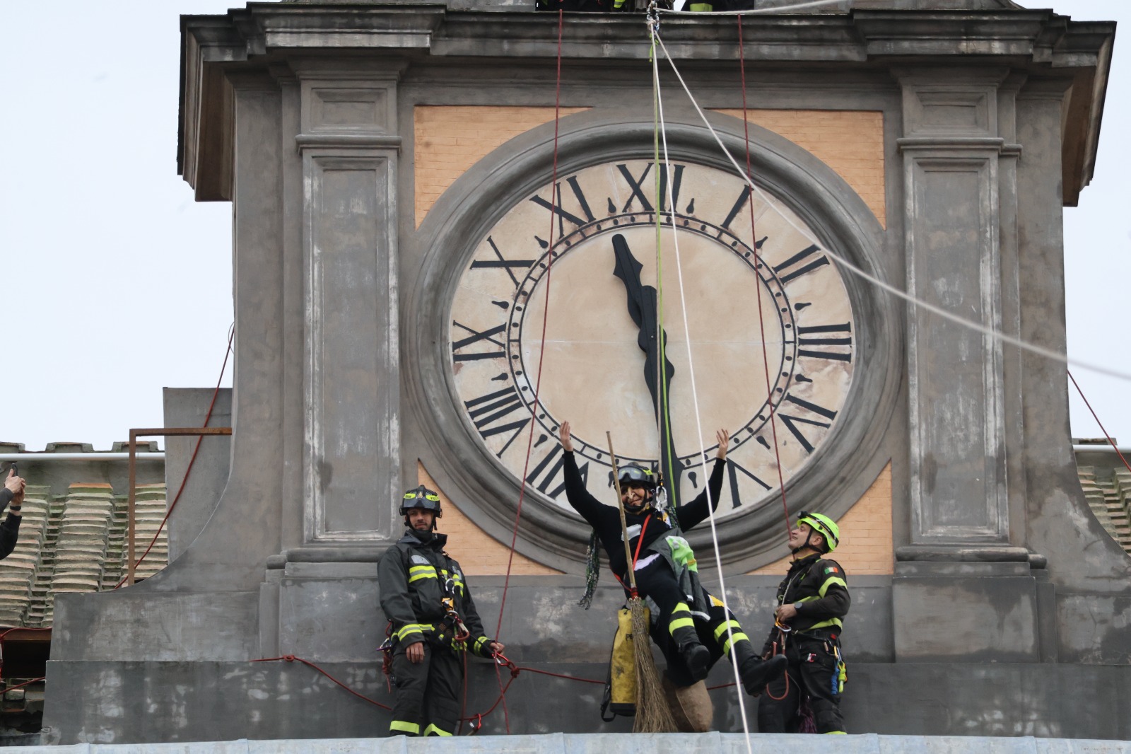 Natale a Napoli si conclude con la Befana acrobatica dei Vigili del Fuoco in Piazza Plebiscito
