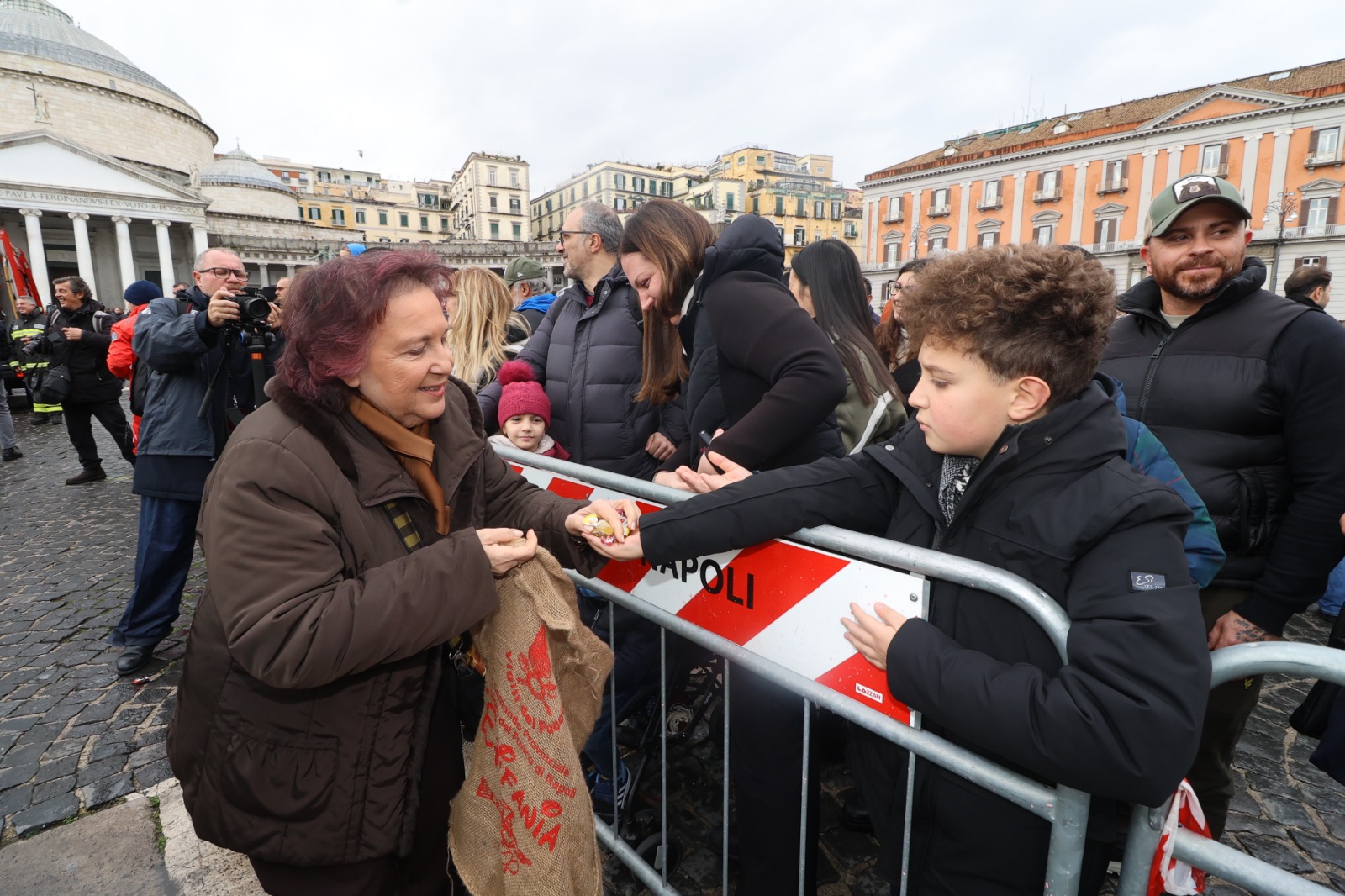 Natale a Napoli si conclude con la Befana acrobatica dei Vigili del Fuoco in Piazza Plebiscito