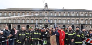 Natale a Napoli si conclude con la Befana acrobatica dei Vigili del Fuoco in Piazza Plebiscito