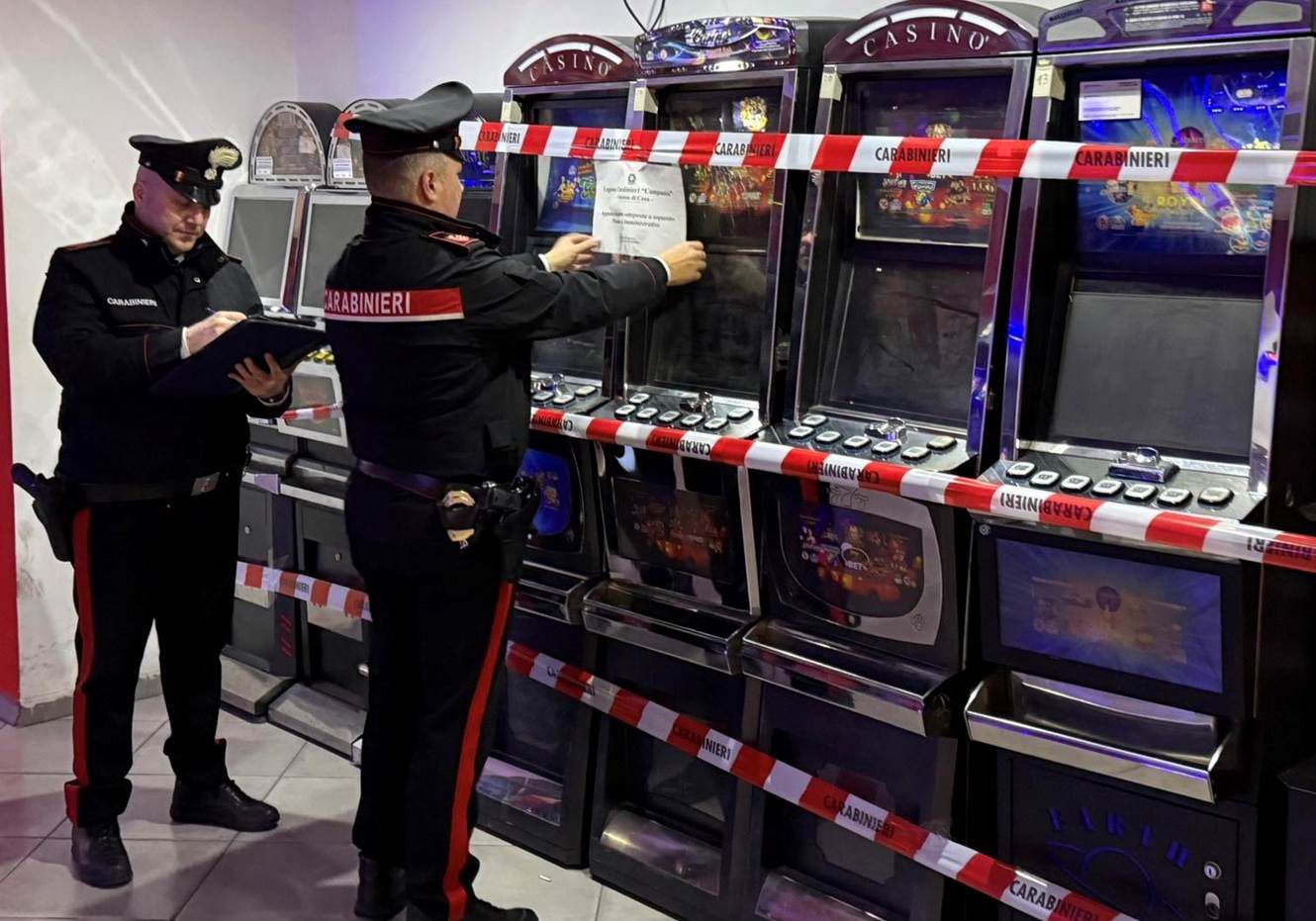 cesa blitz contro il gioco illegale controlli in una sala slot scattano denunce e sanzioni da 2anews.it cesa blitz contro il gioco illegale controlli in una sala slot scattano denunce e sanzioni