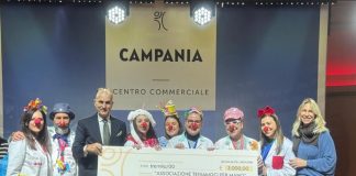 Si è svolta nella giornata del 6 gennaio la cerimonia di consegna degli assegni relativi alla raccolta benefica promossa durante il periodo natalizio attraverso l’iniziativa “Scatta una foto con Babbo Natale”, che ha visto una significativa partecipazione da parte dei clienti del Centro Commercia Campania e ha consentito di raccogliere complessivamente 10.000 euro a favore di associazioni locali attive sul territorio di Caserta e Marcianise. I fondi raccolti sono stati devoluti a tre realtà impegnate nel sociale e nel volontariato: Cento gocce, destinataria di 5.000 euro, associazione di volontariato attiva a Marcianise nel sostegno a persone e famiglie in difficoltà con progetti educativi e di inclusione; Teniamoci per Mano, che ha ricevuto 3.000 euro, realtà impegnata sul territorio casertano a supporto di minori e nuclei familiari vulnerabili attraverso attività di assistenza e accompagnamento sociale; e Nati Liberi, a cui sono stati devoluti 2.000 euro, associazione di volontariato che dal 2010 collabora con il Comune di Caserta per la tutela del benessere e l’adozione consapevole dei cani e dei gatti ospiti del Canile e Gattile municipale, e che opera per contrastare il randagismo, favorire adozioni e promuovere sensibilizzazione sui diritti degli animali. ￼ La consegna degli assegni è stata effettuata dalla dott.ssa Laura Puoti, direttrice del centro commerciale, insieme al Gennaro Santoro, titolare dei negozi Max In Co e Persona, a testimonianza del coinvolgimento e della sensibilità del tessuto commerciale del centro verso iniziative di responsabilità sociale. A ritirare gli assegni erano presenti i rappresentanti delle associazioni beneficiarie: Fernanda D’Ambrogio, per l’Associazione Cento gocce, Filomena Zahora, coordinatrice delle attività dell’Associazione Teniamoci per Mano, e Rosi Formisano, per l’Associazione Nati Liberi. L’iniziativa conferma il forte legame tra il centro commerciale Campania e il territorio e dimostra come un gesto semplice, come una fotografia scattata durante le festività, possa tradursi in un aiuto concreto per realtà che operano ogni giorno a favore della solidarietà, del benessere sociale e della tutela degli animali.