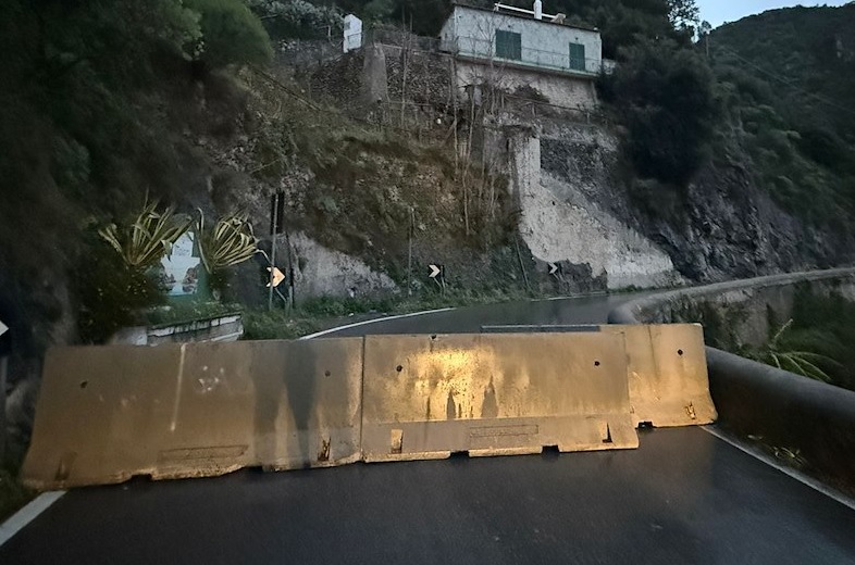 frana a maiori costiera amalfitana divisa in due chiusa la statale 163 da 2anews.it frana a maiori costiera amalfitana divisa in due chiusa la statale 163