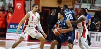 Prestazione intensa della Guerri Napoli sul parquet dell’Openjobmetis Varese: gli azzurri lottano fino all’ultimo possesso ma cedono 84-80. Decisive le azioni finali.
