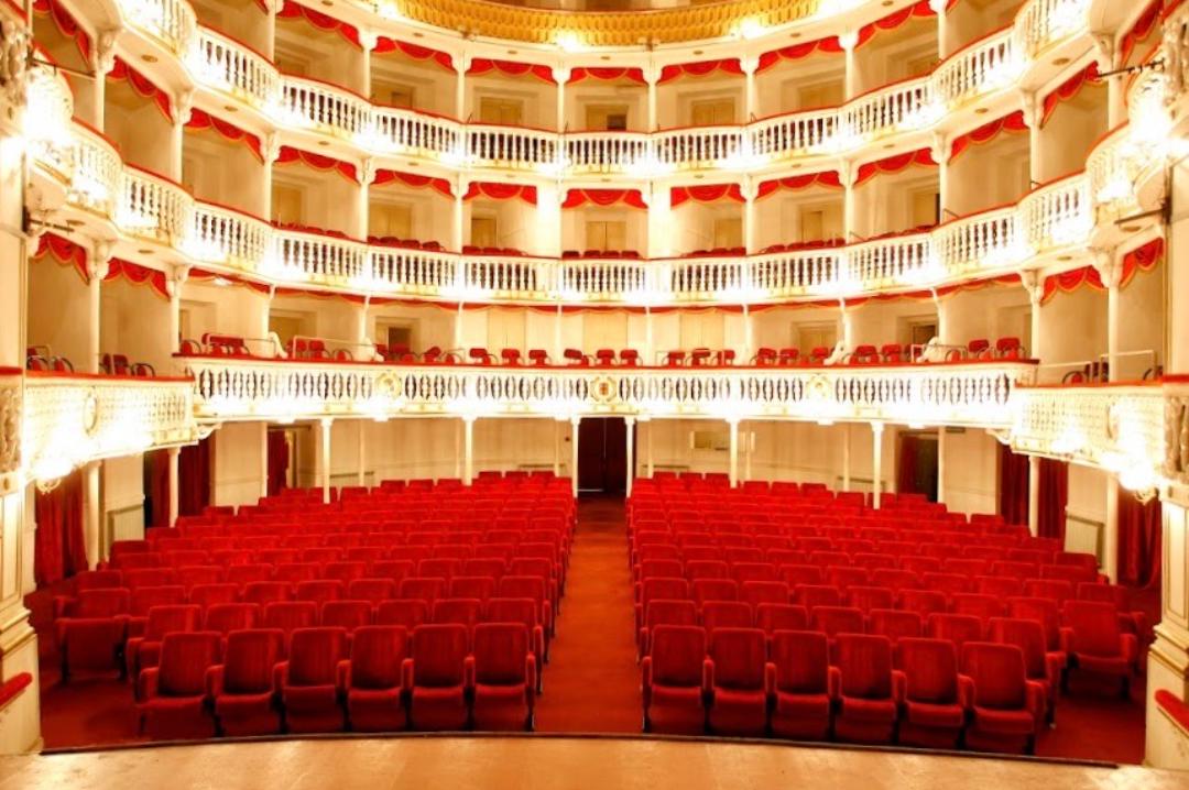 Il Sannazaro distrutto dalle fiamme, il lutto della scena napoletana