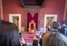 Palazzo Reale di Napoli, il trono splendente torna dopo il restauro