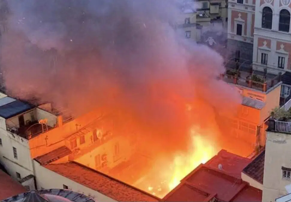 Il Sannazaro distrutto dalle fiamme, il lutto della scena napoletana