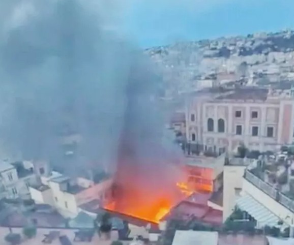 Emergenza in via Chiaia | le fiamme assediano lo storico Teatro Sannazzaro