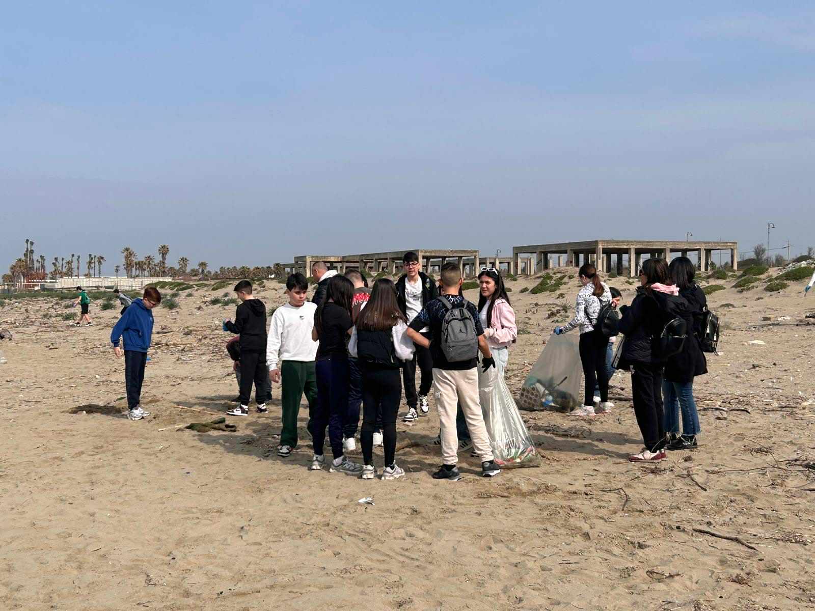Varcaturo, oltre 80 studenti in campo per l’ambiente: il professor Massarelli guida “Spiaggia Pulita”