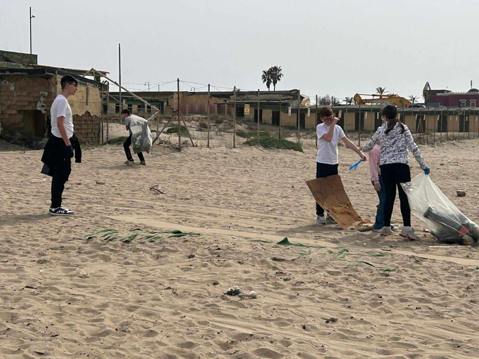 Varcaturo, oltre 80 studenti in campo per l’ambiente: il professor Massarelli guida “Spiaggia Pulita”