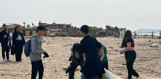 Varcaturo, oltre 80 studenti in campo per l’ambiente: il professor Massarelli guida “Spiaggia Pulita”