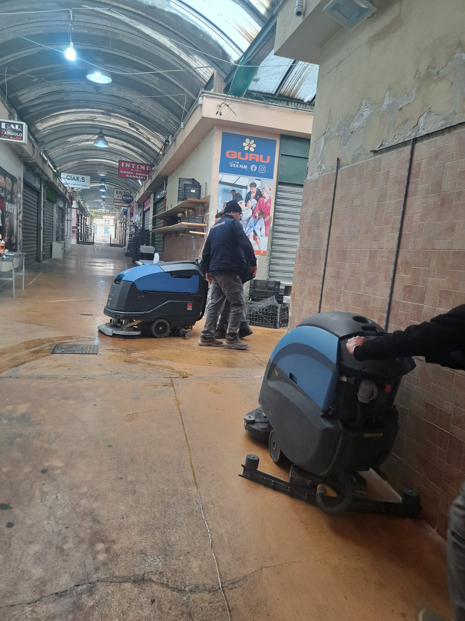 Sopralluogo con gli Assessori Armato e De Iesu e ripristino delle aree al mercato Metastasio di Fuorigrotta per la riapertura di domani