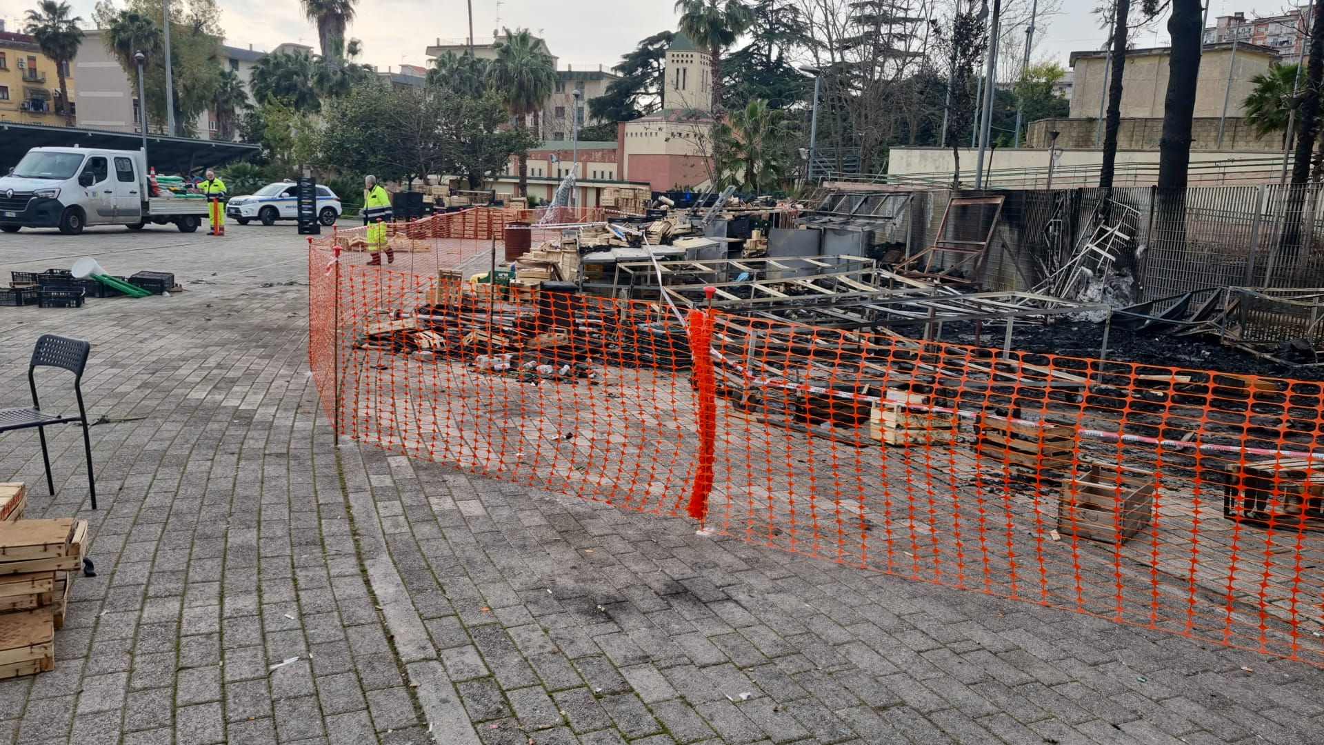 Sopralluogo con gli Assessori Armato e De Iesu e ripristino delle aree al mercato Metastasio di Fuorigrotta per la riapertura di domani