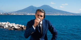 giuseppe scicchitano apre sul lungomare di Napoli