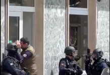 Napoli, Arenella: rapina alla Credit Agricole. Criminali bloccati in banca. Ostaggi liberati. Video in diretta