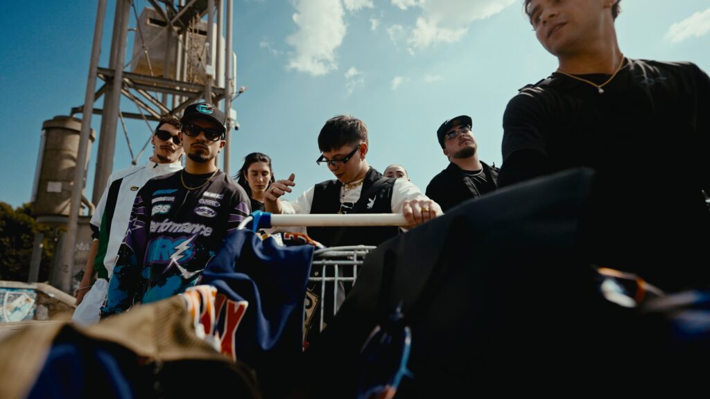 Ha all’attivo un album, un EP, undici singoli e ora porta su tutte le piattaforme digitali una nuova traccia “Compere”. Jelecrois, rapper e breakdancer napoletana, lavora nel suo quartier generale Paradise Studios e la produzione di questo singolo è firmata Sau27, a capo, con l’artista, di una crew di professionisti della musica. Il singolo “Compere” è distribuito da MAVE Management. 
“Compere” è un brano rap diretto e provocatorio costruito su un concept immediato: fare soldi per prendersi tutto. Il pezzo unisce barre crude e immagini forti con un’attitudine sicura e senza filtri dove ambizione, indipendenza e fame di rivalsa guidano ogni scelta. La scrittura è irriverente, a tratti spinta, e gioca con riferimenti per creare un’identità decisa e riconoscibile. Un sound energico che accompagna un messaggio chiaro: prima costruire e poi godersi il risultato, senza compromessi.
«Mi sono appassionata al mondo hip hop da piccola e prima di scrivere barre, mentre ascoltavo continuamente i grandi del rap, italiani e internazionali, ho iniziato a esplorare questo universo, che mi affascinava tantissimo, con la danza. Poi, da adolescente ho abbandonato la danza e mi sono dedicata alla scrittura. Nel 2022 ho pensato che fosse arrivato il momento di farmi conoscere e ho pubblicato sui digital store il singolo “Nobiltà urbana”. Dopo sono arrivati “Give me” e “Money” nel 2023 – racconta Jelecrois –. Poi è arrivata la partecipazione al format “Nuova scena” e dal 2024 non mi sono più fermata con scrittura e produzione. Già nel corso del programma sono usciti due singoli “Danza del ghetto”, prodotto da Andry The Hitmaker, e “Partenope”, prodotto da Dat Boi Dee. Poi album, EP e ancora singoli. Quando decidi di fare musica nella vita, fai fatica ma se arriva il momento in cui ti viene data un’opportunità seria, almeno di giocartela, non ti fermi più».
Guardando le uscite sulle piattaforme, davvero da “Nuova Scena” Jelecrois non si è fermata più. A maggio pubblica il suo primo EP “MVP”, un progetto nato e pensato per il club nella sua declinazione più hip hop, che fonde il background da ballerina dell’artista con le sue doti da rapper, definendo un proprio stile unico e originale. Le produzioni, curate da Milano Mobster, spaziano dal rap club anni 2000 a influenze francesi, dal baile funk fino ad arrivare alla Jersey.
Con l’autunno 2024 si apre una nuova stagione artistica in cui Jelecrois mostra anche il suo lato più intimo ed emotivo: pubblica “Diamanti Persi” e “Fiori nel cemento” con Settembre, quest’ultimo brano un tributo ufficiale a “Quello Che” dei 99 Posse, presentato in anteprima proprio insieme a loro all’Arena Flegrea di Napoli.
Il 13 giugno 2025 pubblica un concept album fortemente identitario “Androgino” con i feat. di 8blevrai, Beba, Christian Revo, lowlow, che si posiziona nelle principali playlist di Spotify.
Il 19 dicembre 2025 esce il suo ultimo singolo Mattone che, oltre ad un altissimo riscontro nelle playlist di Spotify, le fa ottenere un billboard nelle stazioni di Milano Centrale e Roma Termini. 