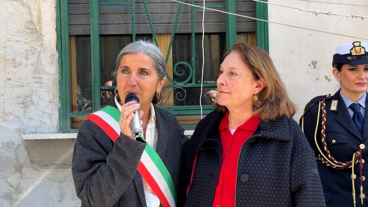 Via del Sole con una targa restituisce Aldo Giuffrè alla sua città