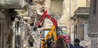 Napoli, stop alla circolazione in piazza De Nicola