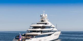 Napoli, avvistato il super yacht CC Summer