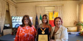 Monica Sarnelli riceve la Medaglia della Citt&agrave; per i 45 anni di carriera