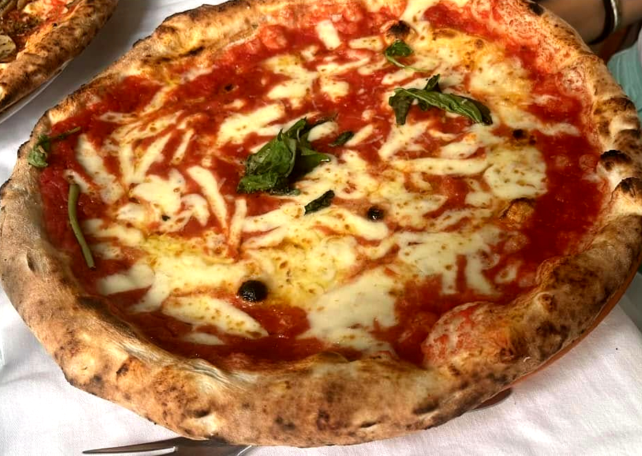 Le Centenarie, una serata al Teatro Totò per celebrare l’anima della pizza napoletana Le Centenarie, una serata al Teatro Totò per celebrare l’anima della pizza napoletana